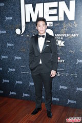 组图：许志安出席颁奖礼 混血模特真空上阵走光