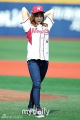 组图：韩星JUNIEL任开球嘉宾 啦啦队性感走光