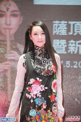 组图：萨顶顶个唱望邀陈奕迅 打算未来定居香港