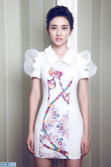 组图：唐艺昕时尚写真 凌厉短发甜美俏丽