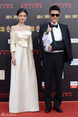 组图：华谊二十周年庆生黄晓明Baby甜蜜耳语