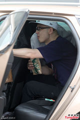 组图：平安现身机场显疲惫 不顾形象狂啃汉堡