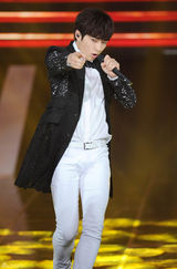 组图：EXO-K霸气献唱 跪地热舞魅力难挡