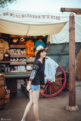 组图：校花黄灿灿游乐园玩耍 长腿长发夏日清凉