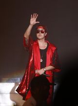 组图：苏志燮上海开唱 女粉丝激动获拥抱