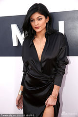 组图：凯莉-詹娜亮相穿黑色缎面开叉裙秀美腿