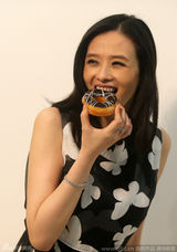 组图：萧淑慎花裙翩翩 变表情帝鱼尾纹重显老态