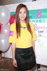 组图：徐子珊低胸装现身 称怕到内地拍剧