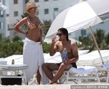 组图：球星法尔考海中爱抚娇妻 舔肚脐极度高调