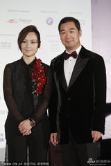 组图：周笔畅帅气黑西服镶花 与张国立携手亮相