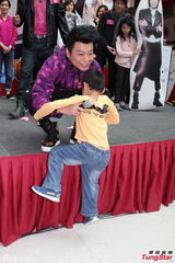 组图：《My盛Lady》造势 黄子华徐子珊亲密亮相