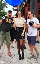 幻灯图集：米兰达-可儿拍广告 手牵蓝气球招摇过市