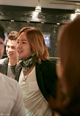 高清组图：张根硕潮装出席某品牌开业活动