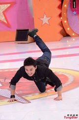 组图：Lollipop F录制《奖门人》凹造型爆笑