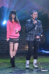 组图：《劲歌金曲》录影 阿娇(钟欣桐)出席郑欣宜落泪