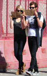 组图：艾玛与加菲反狗仔 出奇招做慈善