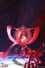 组图：《欢乐满东华2012》落幕 那英西装助阵