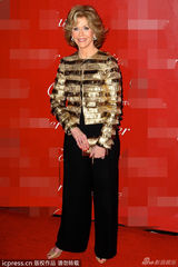 组图：桑德拉出席棕榈泉电影节 朱莉娅-罗伯茨豹纹争艳