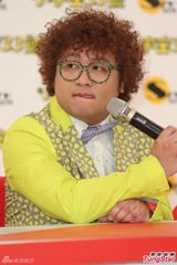 Selina新节目试播甜美主持 手部伤痕仍明显(图)