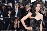 组图：李冰冰戛纳走秀长裙曳地露酥胸