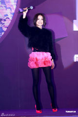 组图：金贤重香港获大奖 阿SA无缘和男友过圣诞