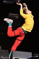 组图：2AM首尔举办粉丝见面会 好友李贤助阵同乐