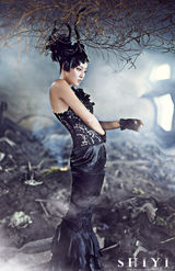 组图：张嘉倪拍摄魅力大片引领性感魔幻风