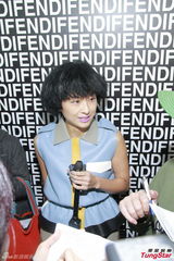 组图：徐濠萦透露爱女心情 何超仪拒谈艺人饭局