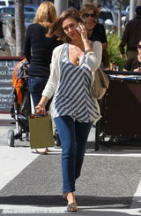 组图：阿尔芭小腹微凸孕味十足 秀乳沟越渐丰满