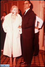 组图：梦露与前夫米勒罕见写真 林中娇憨小女人