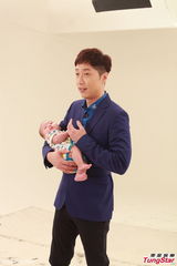 组图：陈法拉马浚伟MV搭档 抱宝宝手忙脚乱