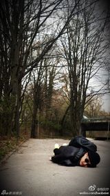 组图：包贝尔搞怪游欧洲 五体投地“横尸”街头