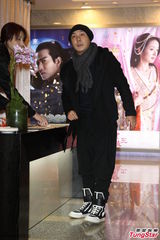 组图：张卫健赶赴台湾悼念杨登魁