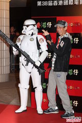 组图：众星赴《香港仔》首映礼 杨千嬅蓝裙大气