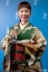 组图：日本女星黑木华获影后 羞涩难掩激动