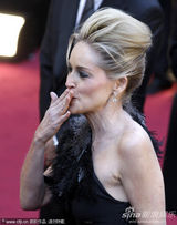 组图：莎朗-斯通现身红毯 羽毛黑衣女王范儿十足