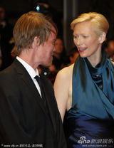 高清图：《我们需要谈谈凯文》首映 蒂尔达大秀裸背