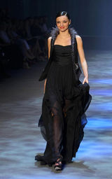 幻灯图集：布鲁姆女友米兰达性感新装秀