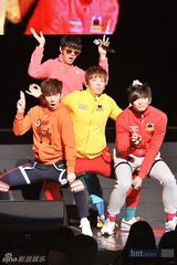 组图：2AM首尔举办粉丝见面会 好友李贤助阵同乐