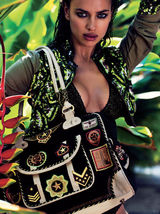 组图：C罗女友秀美胸 令人血脉喷张