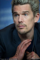 组图：《爱在午夜降临前》发布 伊桑朱丽耳语