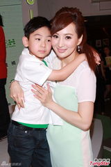 组图：司马燕同丈夫儿子参加活动 烹制美食