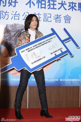 组图：萧敬腾爱动物成痴 却传怒吼经纪人发泄