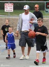 幻灯图：小贝率儿子军团打球 克鲁兹穿切尔西球衣