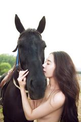 组图：姜欣雨拍摄骏马写真 优雅大气散发性感