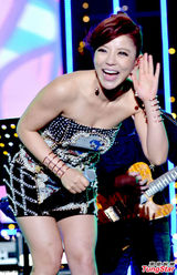 组图：安心亚低胸热裤亮相跨年 丁当秀美腿