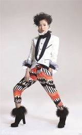 组图：郑秀文代言保养品华丽造型拍新广告