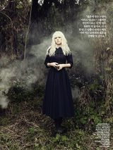 组图：韩佳仁变身白发女神 雾气缭绕散发神秘魅力