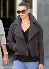 组图：塞隆与母亲看电影 短大衣配圆寸帅气