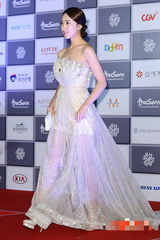 组图：釜山电影节开幕 金敏贞抹胸长裙亮相